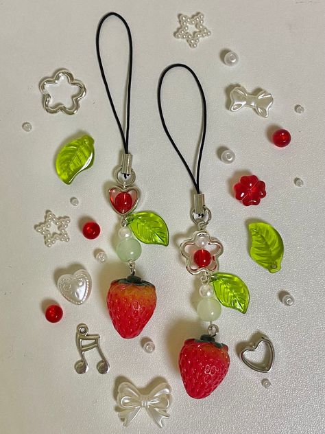 🍓super cute handmade beaded bok choy phonecharm 🌿handmade with love and packaged with care :D 💌make sure to keep product away from water and avoid tugging on it aggressively! 🍃thanks for visiting my shop Making Glass Beads, Accessories Packaging, Beaded Items, Strawberry Gifts, Бисер Twin, Seed Bead Crafts, Pink Y2k, Pretty Jewelry Necklaces, Jewelry Accessories Ideas