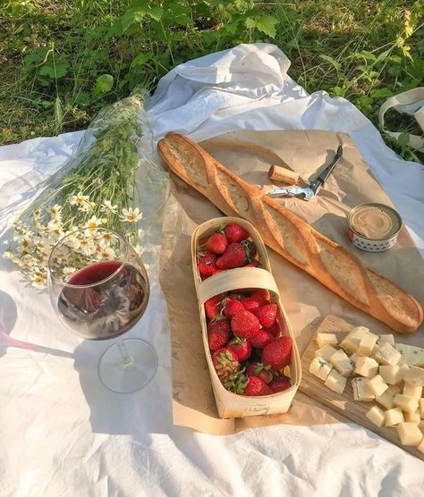 summer picnic essentials #summervibes #lifestyleinspiration Masha Core, Picnic Inspo, Picnic Inspiration, Picnic Date, Läcker Mat, Picnic Food, Deilig Mat, Grape Juice, A Picnic