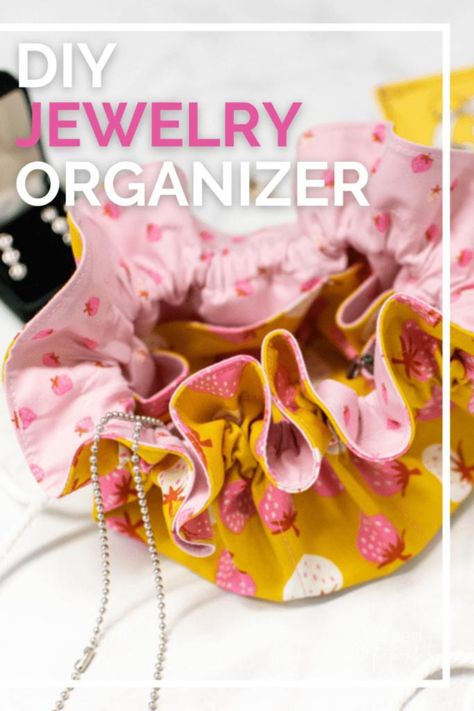 Learn how to sew this jewelry organizer- a cute little circular pouch with pockets for earrings and necklaces. If you're looking for a cute and travel-friendly way to organize your jewelry, this DIY project is for you! Diy Travel Organizer, Diy Jewellery Pouch, Pouch With Pockets, Diy Jewelry Bags, Travel Jewelry Holder, Sweet Red Poppy, Jewelry Travel Bag, Diy Jewelry Organizer, Fabric Basket Tutorial