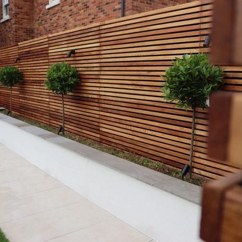 Screen Fencing, Slatted Screen, Slatted Fence, Slatted Fence Panels, Cedar Fencing, Fence Wall Design, Garden Wall Designs, Tattoo Plant, Modern Fence Design