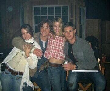 2006 Jo aka Alona Tal with Jared Jensen and a crew member SPN Supernatural Family Photo, Supernatural Cast Photos, Jared Padalecki Funny, Supernatural Behind The Scenes, Jo Supernatural, Jo Harvelle, Spn Dr, Tvd Dr, Supernatural Dr