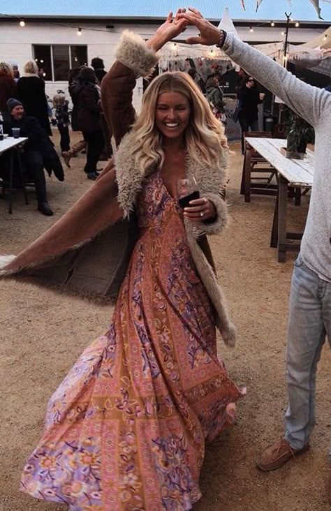 Boho Bohemian Dress Aesthetic, Nomad Outfit Boho Style, Free Spirit Outfit Bohemian, Bougie Boho Fashion, Glam Boho Outfit, Whimsical Boho Fashion, Byron Bay Outfit, Winter Boho Dress, Bohohemian Aesthetic