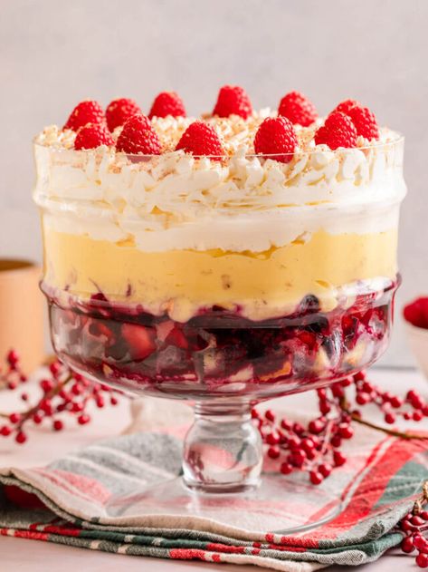 English Trifle Recipe - Confessions of a Baking Queen British Trifle Recipe, Pudding Recept, Trifle Bowl Recipes, English Trifle, English Desserts, Strawberry Trifle, Berry Trifle, Compote Recipe, Homemade Custard