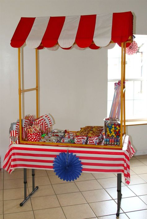 The candy table for Kenton's carnival theme birthday. Pallet Halloween Decorations, Carnival Birthday Theme, Carnival Baby Showers, Diy Lemonade Stand, Diy Carnival, Circus Decorations, Carnival Themed Party, Baseball Birthday Party, Carnival Theme