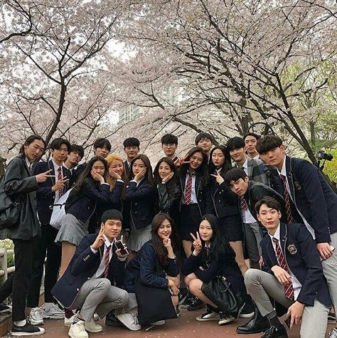 Korean school uniforms 😻😻😻 why in my school there was no such 😢 @itskoreanstyledoes not own any photos, all credit to owners . . . #kpop… Squad Goals Boy And Girl, Korean School, Korean Friends, Korean Student, Ulzzang Korea, Korean Best Friends, Girl Friendship, Boys School Uniform, Ulzzang Couple