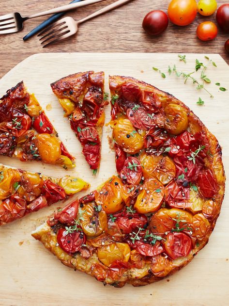 Tomato Tarte, Tomato Tarte Tatin, Tarte Tartin, Fresh Tomato Recipes, Diy Easy Recipes, Tomato Tart, Tomato Pie, Savory Tart, Fun Easy Recipes