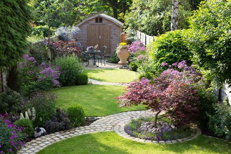 Pro Ideas for Adding Interest to a Rectangular Garden Tree Garden Design, Circular Lawn, Long Garden, Conifers Garden, Narrow Garden, Areas Verdes, Cottage Garden Design, Garden Shrubs, Large Backyard