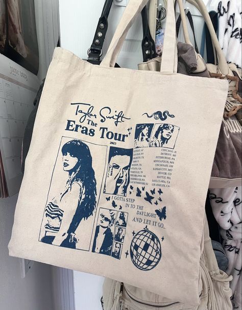 Cute Taylor Swift Merch, Swiftie Girl Aesthetic, Taylor Swift Bag Ideas, Taylor Swift Eras Tour Accessories, Tote Bag Ideas Aesthetic, Downtown Girl Tote Bag, Aesthetic Totebags, Taylor Swift Merch Aesthetic, Eras Tour Accessories