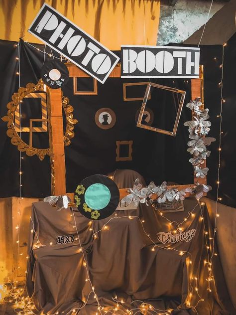 Retro Photo Booth Ideas, Photo Booth For College Fest, Photo Booth Vintage Ideas, Photobooth School Booth Ideas, Retro Photobooth Backdrop, Vintage Photo Booth Backdrop, Photobooth Ideas Diy Backgrounds, Photo Booth Ideas For College Fest, Photo Booth Ideas For Farewell Party