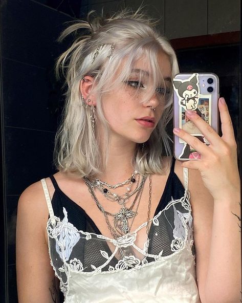 Main Character Haircut, Grunge Face Claim, Main Character Hairstyle, White Hair Grunge, Witchy Haircut, Alternative Blonde Hair, Main Character Hair, Rocker Hairstyle, Punk Rock Hairstyles