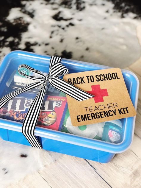 Teacher Emergency Kit, Appreciation Gifts Diy, Teacher Gift Baskets, Survival Kit For Teachers, Teacher Survival, Teacher Treats, Teacher Appreciation Gifts Diy, Teacher Appreciation Printables, Back To School Gifts For Teachers