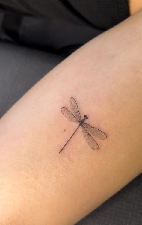 Dragonfly Bicep Tattoo, Dragonfly Tattoo With Names, Damselfly Tattoo, Fly Tattoo, Small Dragonfly Tattoo, Tattoo White, Dragonfly Tattoo Design, Back Of Neck Tattoo, Mini Tattoo