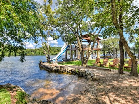 River Property Ideas, Lake Yard Ideas, Lake Front Landscaping, River Front Homes, Waterfront Landscaping, Texas Lake House, Riverfront Home, Lake Landscaping, Lakeside Beach