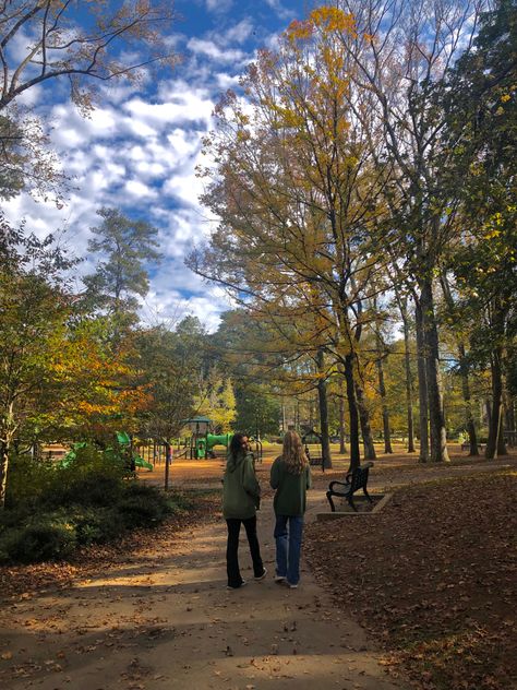 Park Walks Aesthetic, Fall Walk Aesthetic, Autumn Friends Aesthetic, Autumn Lifestyle, Dinner Date Aesthetic, Hangout Ideas, Fall Nyc, Fall Walk, Client Board