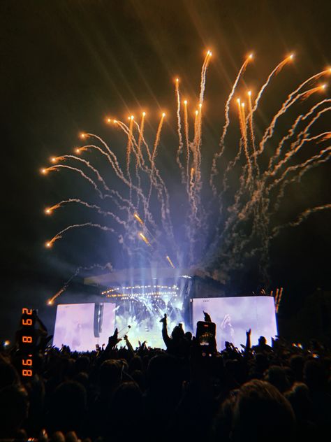 Crowd party at Leeds fest with fireworks Leeds Fest, Music Festival Aesthetic, Wireless Festival, Leeds Festival, Festival Aesthetic, Winter Air, Concert Aesthetic, Dream Concert, Summer Dream