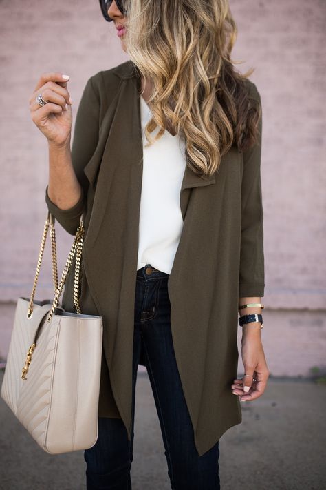 Olive open front jacket. Fashion Trend Inspiration, Drape Front Jacket, Mode Tips, Dallas Fashion, Beige Bag, Beauty Lifestyle, The Teacher, Fall Fashion Trends, Work Attire