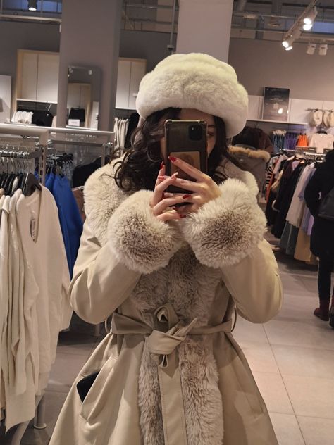 Cardigan With Belt, Coat With Fur Collar, Fur Coat Outfit, Coat With Fur, Warm Cardigan, Fur Coats Women, Midi Skirts, Coat Outfits, Parka Coat