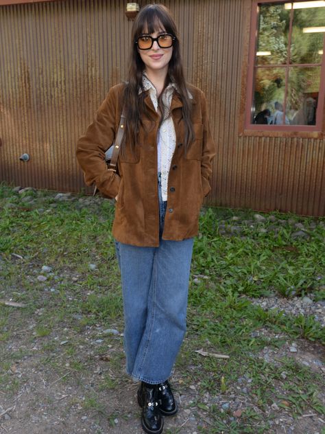 Dakota Johnson Street Style, Suede Jacket Outfit, Telluride Film Festival, How To Have Style, Dakota Style, Dakota Johnson Style, Celebrity Style Icons, Telluride Colorado, Estilo Hippy