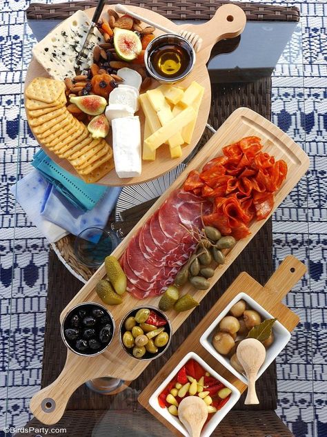 Our Quick & Easy End of Summer Patio Party ideas, a grazing charcuterie board and simple decor for a last-minute party and seasonal celebration! by BirdsParty.com @birdsparty Summer Patio Party, Fest Mad, Fingerfood Party, Antipasto Platter, Summer Patio, Charcuterie Platter, Cheese Party, Party Food Platters, Patio Party