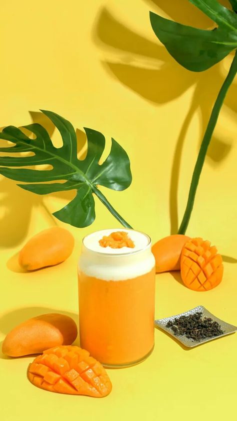 Mango Drink Photography, Mango Product Photography, Mango Juice Photography, Smoothie Photography, Beverage Photography Ideas, Aesthetic Smoothie, Waffle Ice Cream Sandwich, Mango Lemonade, Mango Drinks