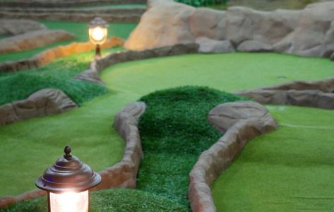 Backyard Mini Golf Course, Backyard Mini Golf, Outdoor Mini Golf, Mini Putt, Putt Putt Golf, Miniature Golf Course, Summer Deco, Mini Golf Course, Miniature Golf