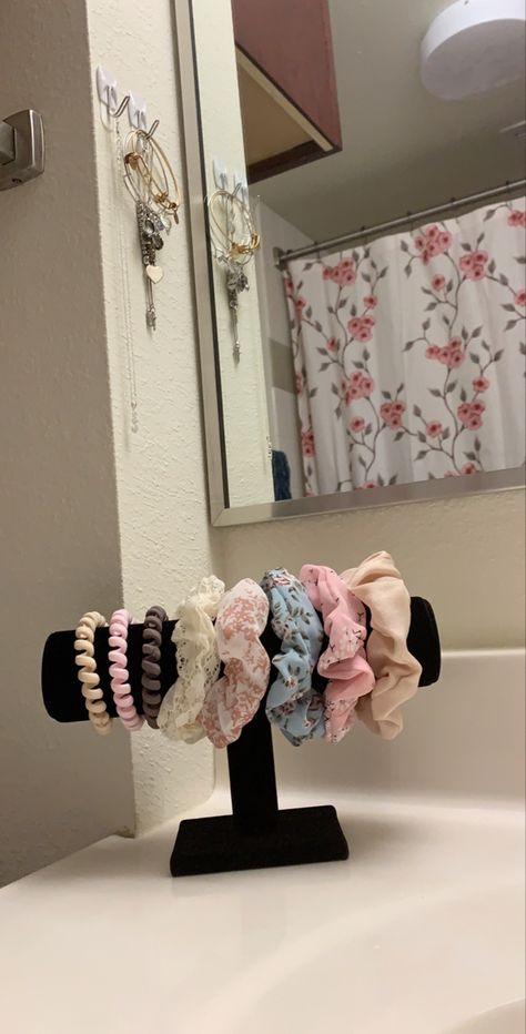 Scrunchie Organizer, Diy Scrunchie, Easy Room Decor, Diy Room Decor For Teens, Easy Diy Room Decor, Diy Jewelry Display, Cute Diy Room Decor, Pinterest Room Decor, Craft Room Decor