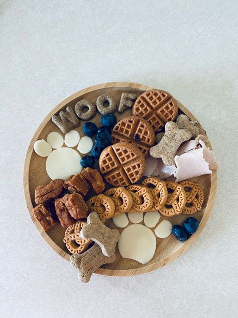 Dog Food Ideas, Barkuterie Board, Creative Food Ideas, Pet Treats Recipes, Meal Options, Healthy Dog Treats Homemade, Puppy Birthday Parties, Dog Cafe, Dog Treats Homemade Recipes