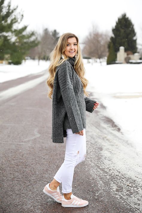 Grey oversized sweater with white jeans and pink sneakers Pink Sneakers Outfit, Hoodie Outfits, White Tracksuit, Oversized Grey Sweater, 2019 Style, What To Write About, Look Adidas, Tennis Shoes Outfit, White Jeans Outfit