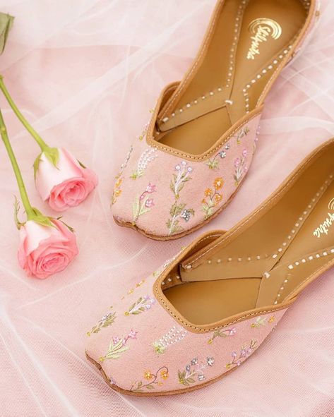 Punjabi Juti, Pakistani Shoes, Bridal Sandals Heels, Long Shirt Women, Indian Shoes, Fancy Heels, Punjabi Jutti, Shoes Heels Classy, Fashion Top Outfits