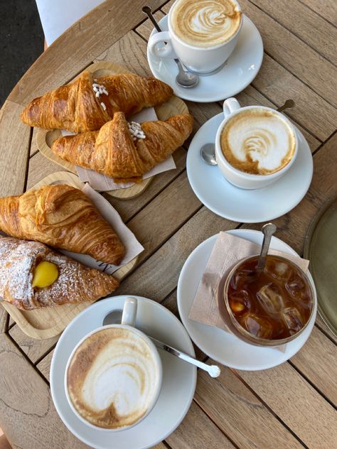 Breakfast In Italy, Breakfast And Coffee, Croissant Coffee, Breakfast Croissant, Coffee Summer, Italian Breakfast, Delicious Drink Recipes, Coffee Obsession, Coffee Dates