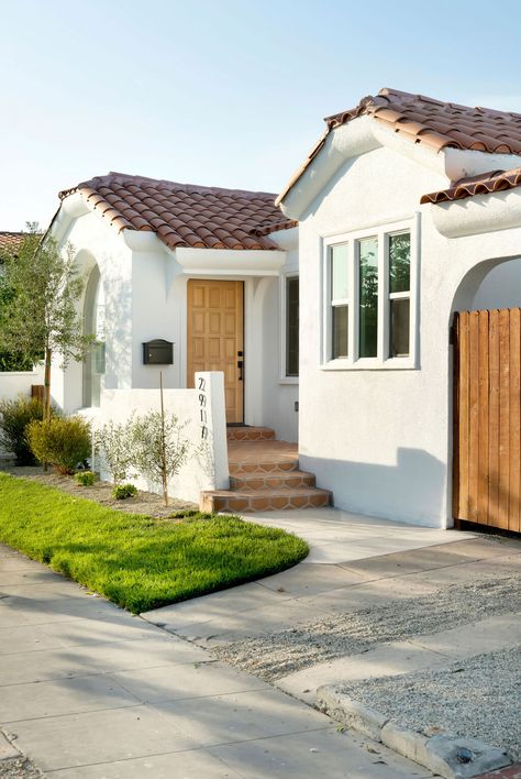 Los Angeles Spanish Bungalow, Spanish Style Apartment Building, Los Angeles Apartment Exterior, Spanish Bungalow House Plans, Spanish Bungalow Interior, California Bungalow Exterior, Small Spanish House, Spanish Tile Roof, Charming Dining Room