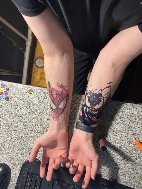 Venom Tattoos, Tato Naruto, Venom Tattoo, Rare Tattoos, Spiderman Tattoo, Tattoos Men, Karakter Marvel, Marvel Tattoos, Spider Tattoo