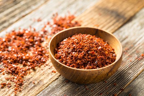 8 Aleppo Pepper Substitutes - the best alternatives for Aleppo pepper flakes. #substitutes #cookingtips Korean Chili Powder, Kabocha Squash Recipe, Korean Chili Flakes, Dried Chili Peppers, Aleppo Pepper, Fermented Cabbage, Dried Peppers, Korean Cooking, Red Chili Flakes