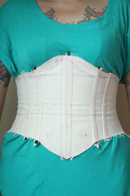 Well, it's happened again: I've got the corset bug. And it's a good thing--I've finally pulled out the underbust corset kit from Sew Curv... Diy Corset Pattern, Free Corset Pattern, Underbust Corset Pattern, Pola Korset, Sewing Corset, Corset Diy, How To Make A Corset, Diy Corset, Corset Underbust