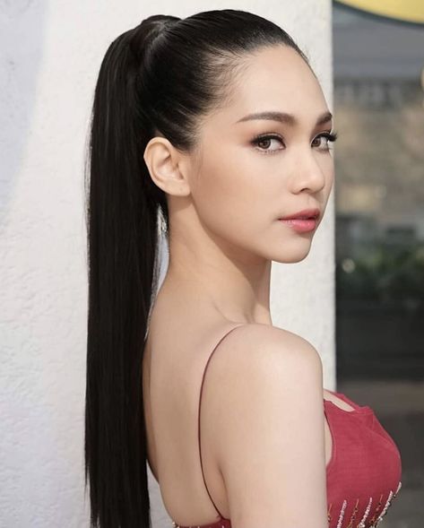 Any girls can never go wrong with high ponytail! Bint Sireethorne; Miss International 2019 is certainly one of them! Beautiful! Asian High Ponytail, High Ponytail Anime, Kpop Ponytail, Asian Ponytail, Woman With Ponytail, Female Ponytail, Head Studies, Hair Aesthetics, Slick Ponytail