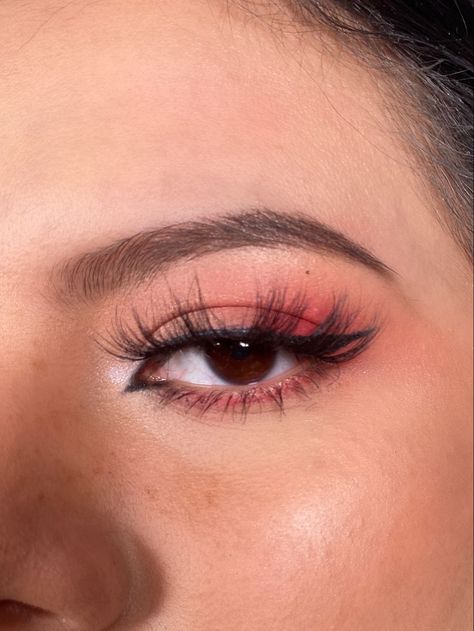 Maquillaje Rojo Red Makeup Natural, Basic Red Makeup Look, Red Eye Looks Simple, Simple Red Eyeliner Looks, Halloween Makeup Red Eyes, Homecoming Makeup For Red Dress, Natural Red Eyeshadow Looks, Red Makeup Looks Easy, Cute Red Eyeshadow Looks