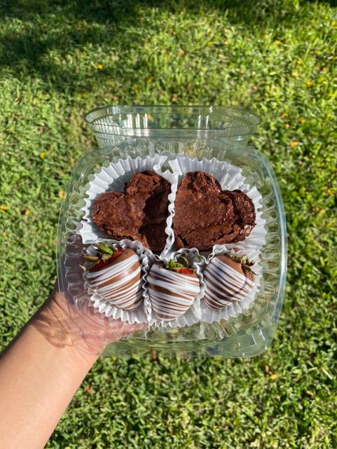 Heart Shaped Chocolate Strawberries, Heart Shaped Brownies, Heart Brownies, Brownie Packaging, Bake Sale Packaging, Chocolate Covered Strawberry Recipe, Strawberry Brownies, Food Business Ideas, Strawberry Gifts