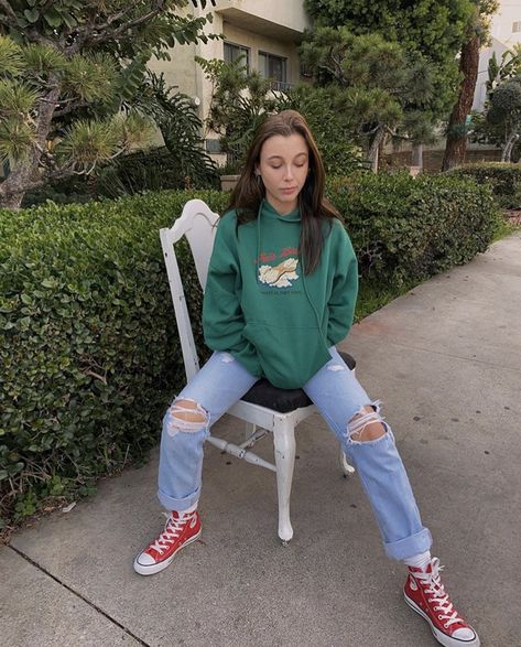 Emma Chamberlain Outfit, Red Converse Outfit, Emma Chamberlain Outfits, Outfit Converse, Mode Ulzzang, Red Converse, 70s Outfits, Emma Chamberlain, Outfits With Converse