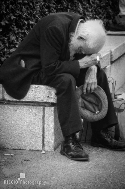 Old And Young Photography, Pop Culture Icons, Green Tea Face, Grow Old, Homeless People, Man Sitting, Figure Poses, Old Age, Old People