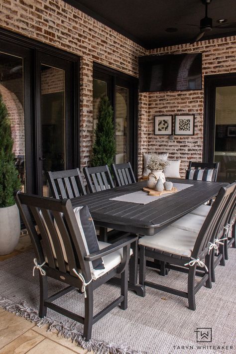 Brick Outdoor Dining Space Refresh - Taryn Whiteaker Designs Decoration Front Porch, Rustic Storage Cabinets, Modern English Country, White Outdoor Furniture, Covered Backyard, Transitional Style Decor, Beautiful Outdoor Living Spaces, Clay House, Living Space Decor