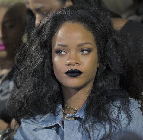 Rihanna X black lipstick Rihanna Lipstick, Black Lipstick Makeup, Rihanna Makeup, Dark Makeup Looks, Lipstick For Dark Skin, Rhinestone Makeup, Show Makeup, Soft Makeup Looks, Black Lipstick