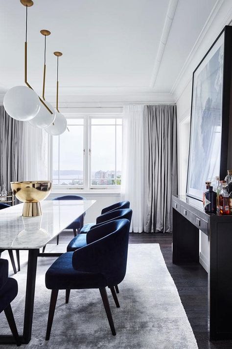 Brenton Smith from Bates Smart reveals his updated Sydney apartment. Bungalow Decor, Blue Chairs, Dining Room Table Centerpieces, Marble Dining Table, Luxury Dining Room, Elegant Dining Room, Marble Dining, Dining Room Inspiration, Luxury Dining