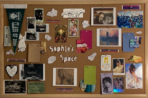 Room Notice Board Ideas, Bulletin Board Dorm Room, Wall Decor Ideas Dorm, Dorm Decor Ideas Wall Decorations, Dorm Wall Pictures, College Dorm Apartment Ideas, Dorm Friendly Decor, Teen Gallery Wall, Dorm Room Bulletin Boards