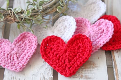 Granny Heart Crochet Pattern, Crochet Heart Decorations, Crocheted Hearts Easy, Crochet Heart Christmas Ornament, Crocheted Heart Pattern, Crochet Heart Wall Hanging, Easy Crochet Hearts, Easy Heart Crochet Pattern, Valentine Crochet Projects