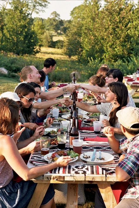 This picture reminds me of a family picnic in Niagara… People Enjoying Food, Happy Big Family, Big Family Gathering, Community Picnic, Picnic With Family, Brian Ferry, Dream Bbq, Outdoor Bbq Party, Family Cookout