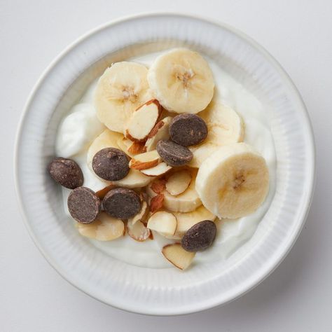 Yogurt Banana Sundae Banana Sundae, Sundae Recipes, Yogurt Banana, Healthy Low Calorie Meals, Low Carb Meal, Low Carb Meal Plan, More Protein, Diet Vegetarian, Food Out