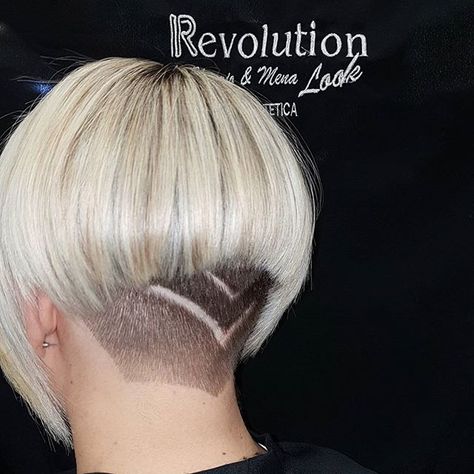 Blond Hairstyle, Messy Bob Hairstyles, Nape Undercut, Bleach Blonde Hair, Girls Short Haircuts, Undercut Pompadour, Shaved Nape, Disconnected Undercut, High Fade