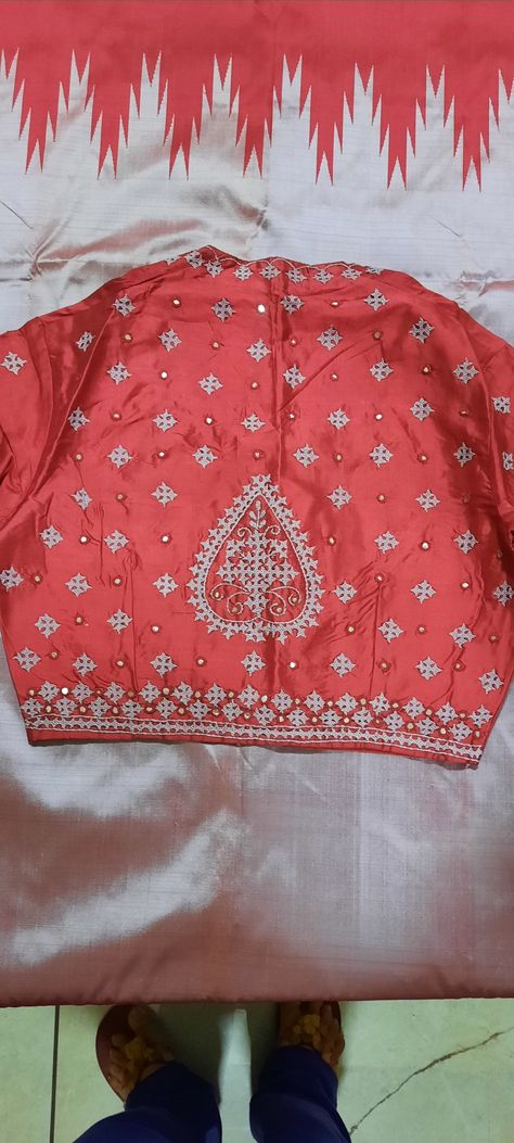 Kutchwork Blouse Designs, Katchi Work Design, Kachi Work Blouse, Kutchi Work Blouse, Kutch Work Designs Blouses, Kutch Work Saree, Sindhi Embroidery, Kutchi Work, Long Blouse Designs