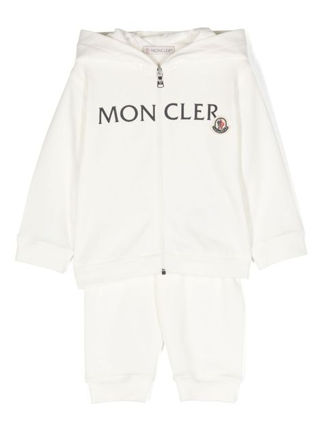 white stretch-cotton jersey texture Top: logo print to the front logo patch at the chest branded zip puller classic hood long sleeves ribbed cuffs and hem front zip fastening straight hem French terry lining Bottom: logo tag to the rear elasticated waistband elasticated ankles French terry lining Luxury Baby Fashion, Luxury Kids Clothes, Luxury Baby Clothes, Baby Dior, Dior Logo, Designer Baby, Zip Puller, Luxury Baby, Tracksuit Set