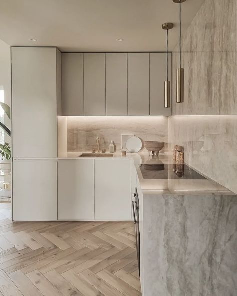 Herringbone Floor Kitchen, Dream Bathroom Master Baths, Modern Köksdesign, Deco Boheme Chic, Japandi Design, Beige Kitchen, Gold Kitchen, 아파트 인테리어, Kitchen Inspiration Design